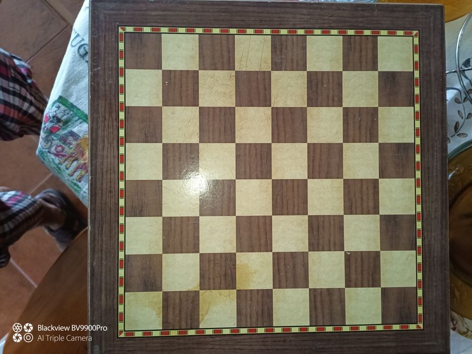 Três tabuleiros de jogos num só móvel