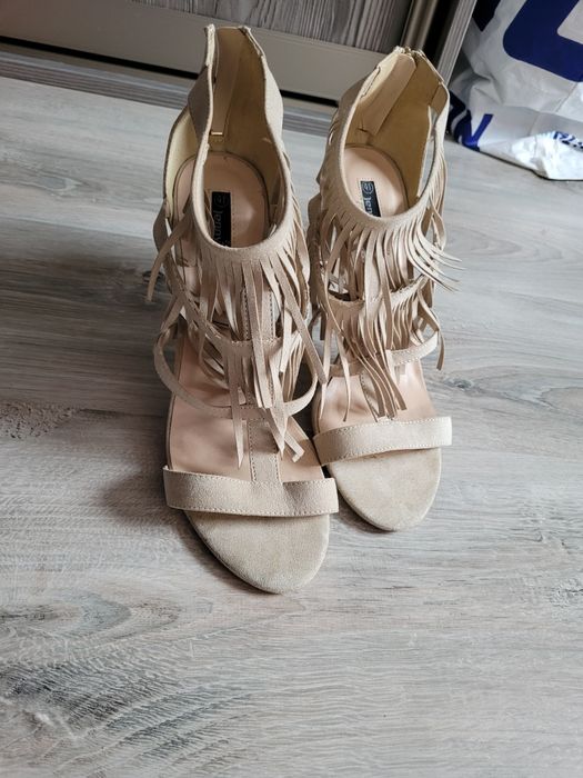 Szpilki sandaly obcasy 41 nowe bezowe z fredzlami