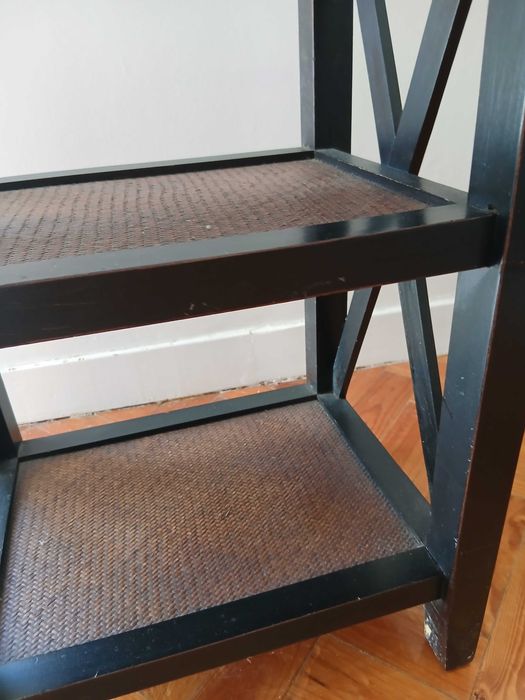 Móvel estante com duas prateleiras em palhinha