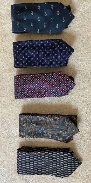 Gravatas diversas em seda e lenços de pescoço