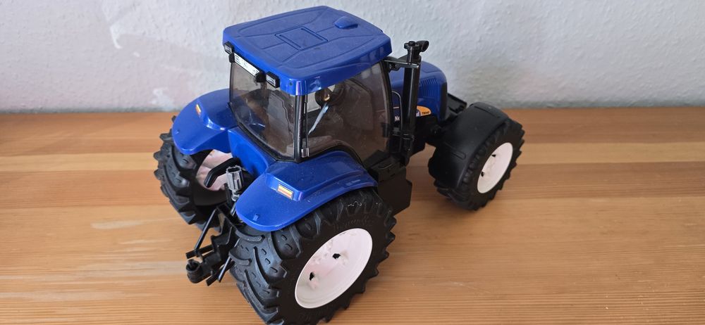 Bruder traktor new holland duzy