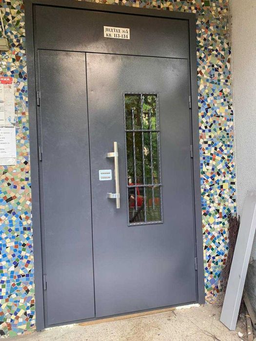 Двері для під'їзду із замком