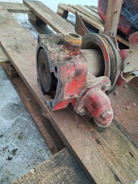 Помпа двигуна д65