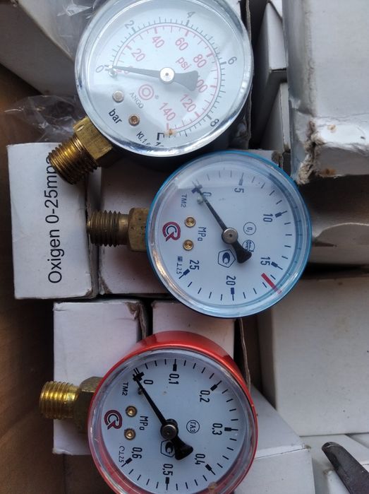 Манометри        .