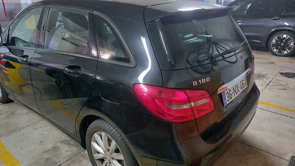 Mercecedes-Benz -  Classe B 180 - Caixa automática