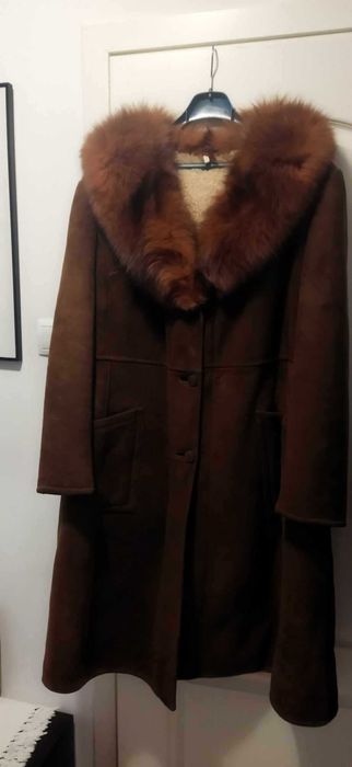 Kożuch damski w kolorze cynamonu z naturalnym kołnierzem z rudego lisa