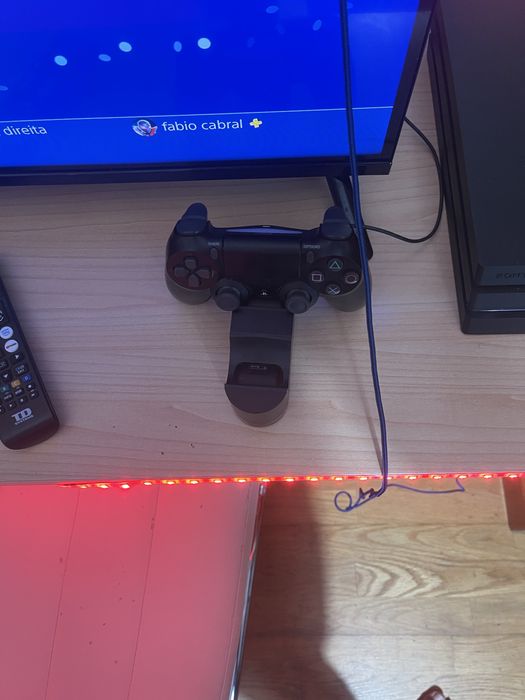 PS4 Pro 1TB + 2 Comandos Originais Sony + 2 Jogos
