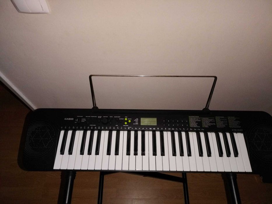 Teclado CASIO CTK-240 com suporte incluído