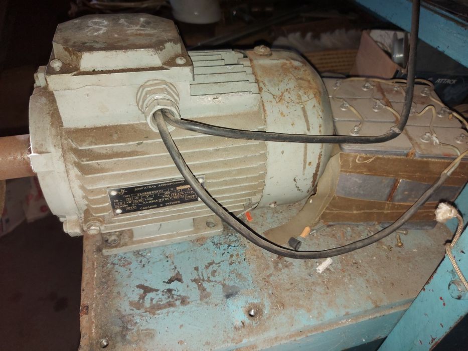 Конденсатори пускові для асінхроний 1.5кВт єлектродвигуна