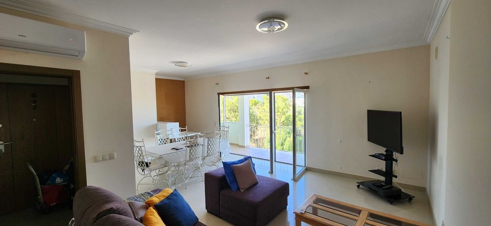 T3 último andar | 121 m² + quase 90 m² de espaços exteriores e anexos | Garagem dupla | Terraço privativo | Perto de Ferragudo