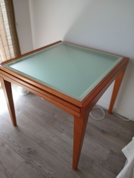 Mesa de sala com tampo em vidro