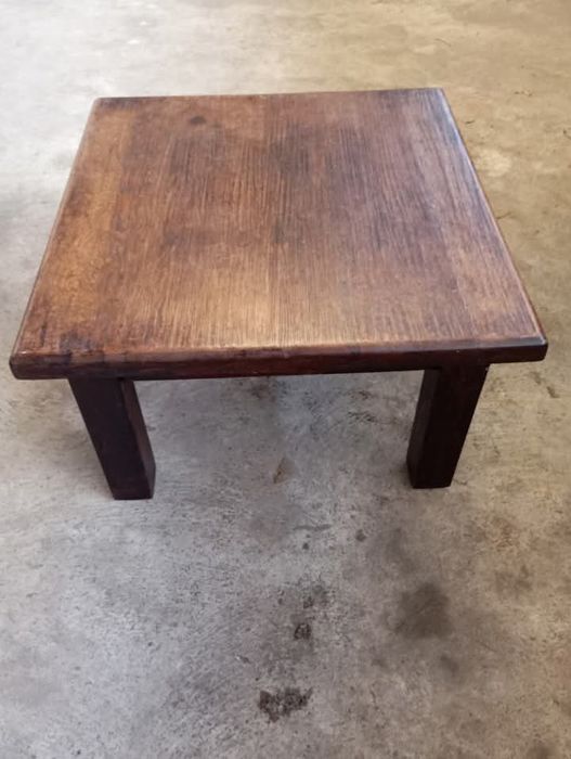Vendo esta mesa muita bonita bom estado