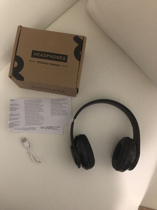 Нові бездротові навушники чорні складні