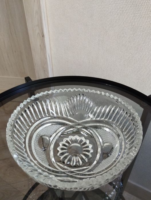 Продам хрустальную салатницу