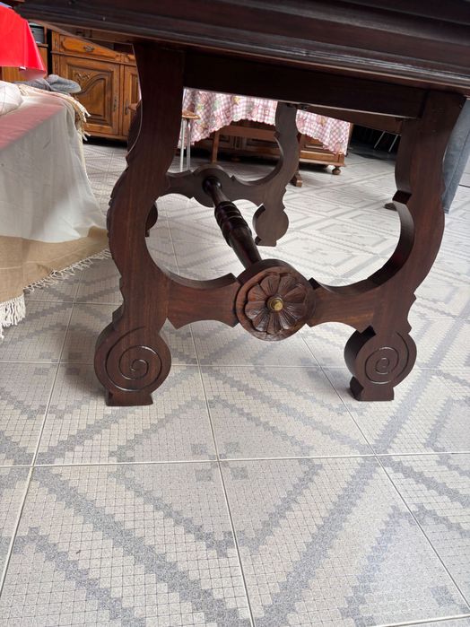 Cristaleira , cadeiras e mesa