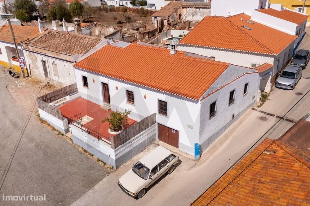 Moradia térrea tradicional à venda no centro de Budens.