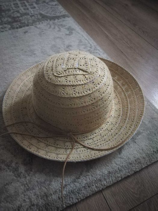 Kapelusz azurkowe z ozdobnym rzemykiem