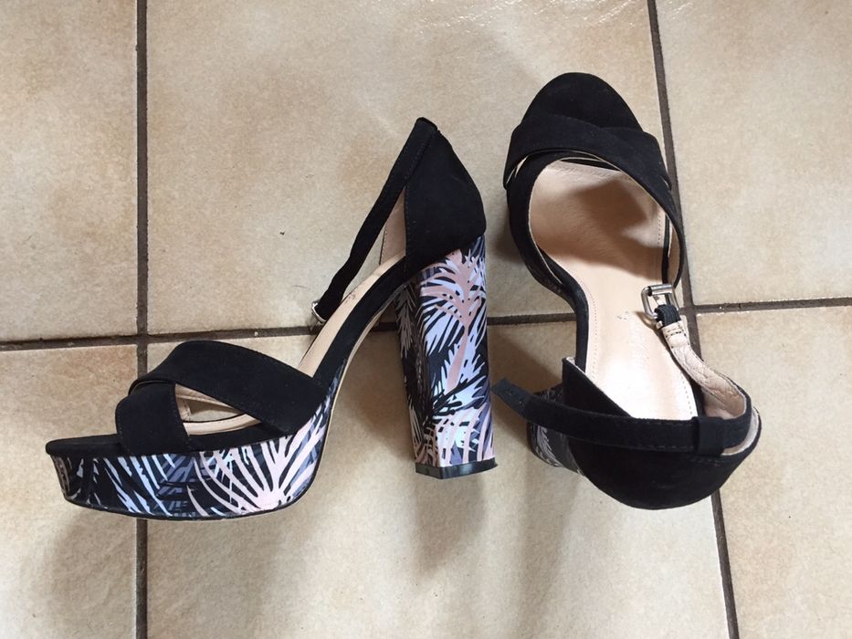 Sandałki na słupku 39