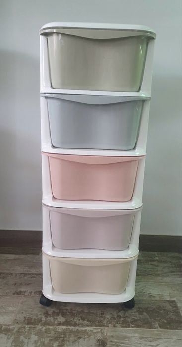 Organizer regał na zabawki z pojemnikami i szufladami na kółkach
