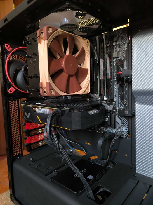 Vendo PC para reparação, com hardware em bom estado.