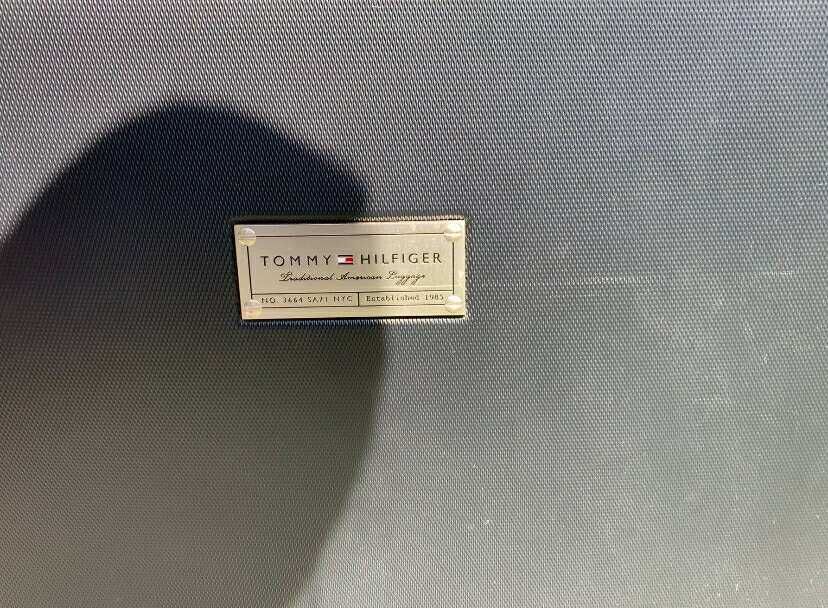 Mala de viagem grande com 4 rodas (marca Tommy Hilfiger)—em bom estado