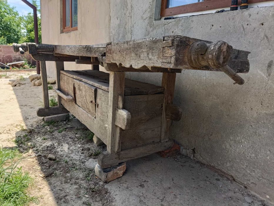 Верстак столярний -2000грн.