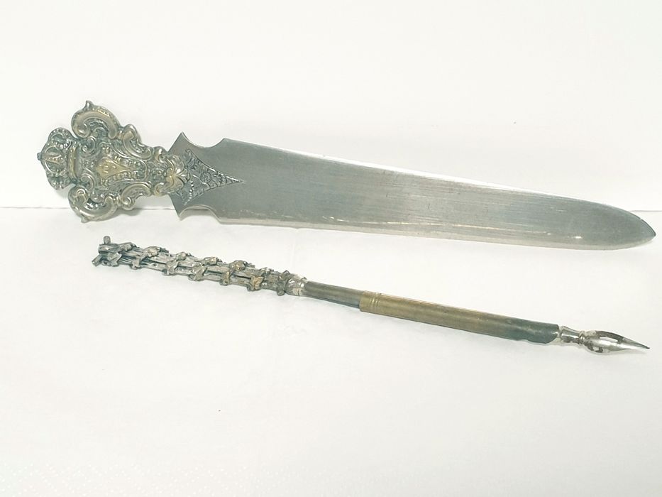 Antigo abre cartas brasonado e antigo aparo