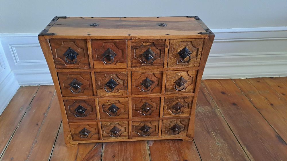 Contador em pau rosa, de madeira maciça, em óptimo estado