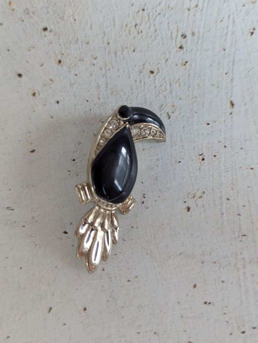 Broszka vintage papuga