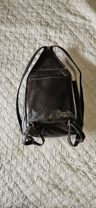 Bolsa tipo mochila de couro castanho