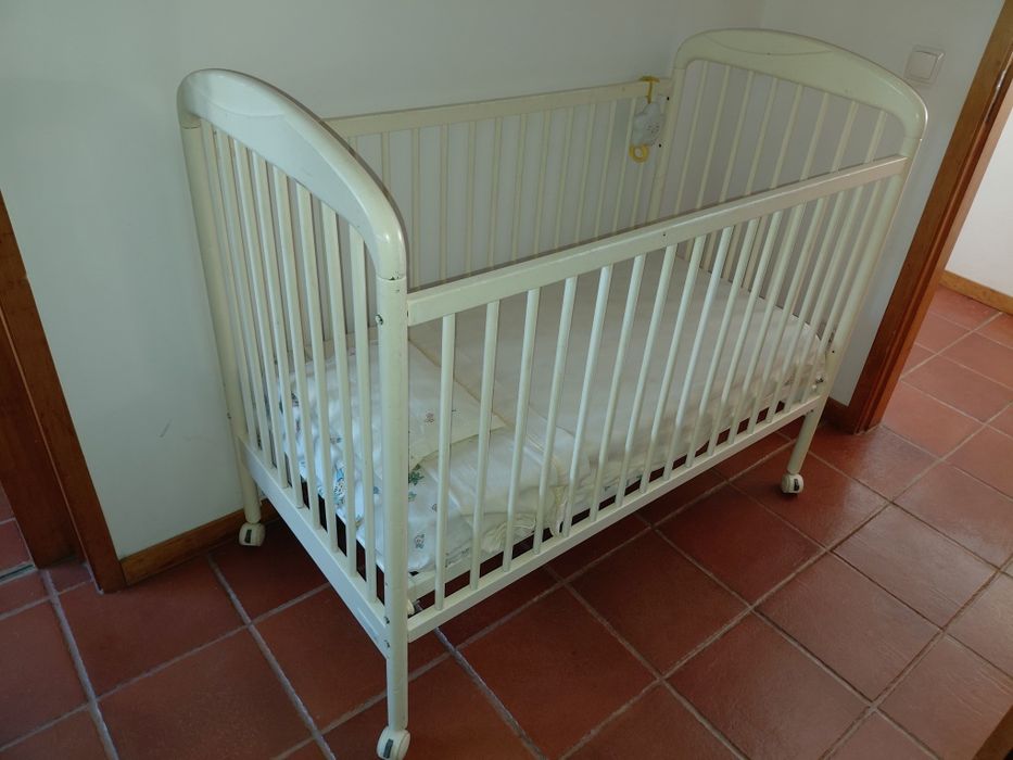 Berço branco para bebé