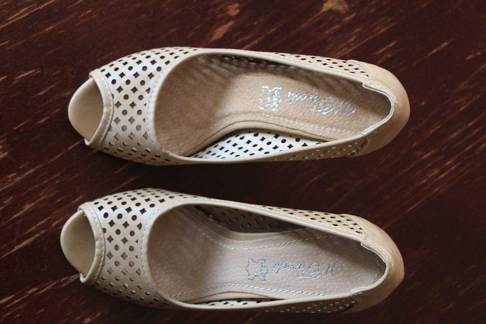 Beżowe buty na obcasie, r. 35