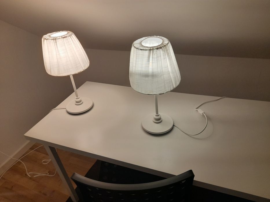 2 Candeeiros Brancos – 10€ Cada | Em ótimo estado!