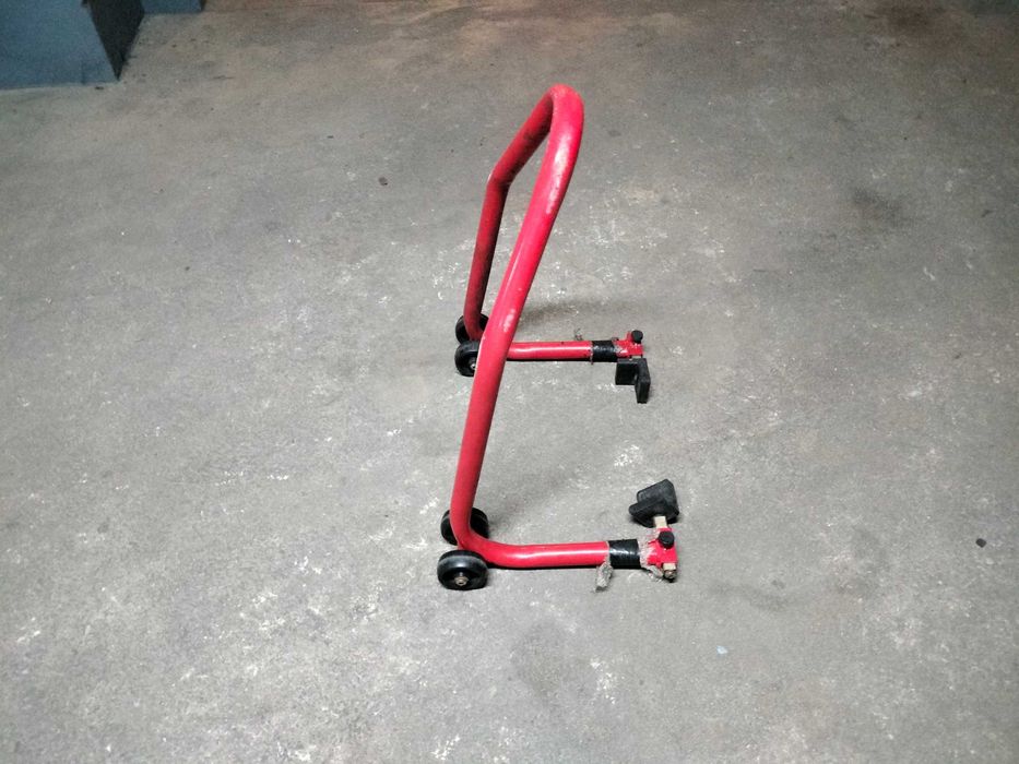 Cavalete de mota traseiro.