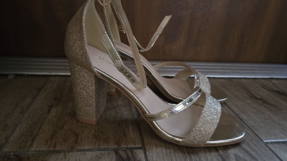 Buty na obcasie rozm.40