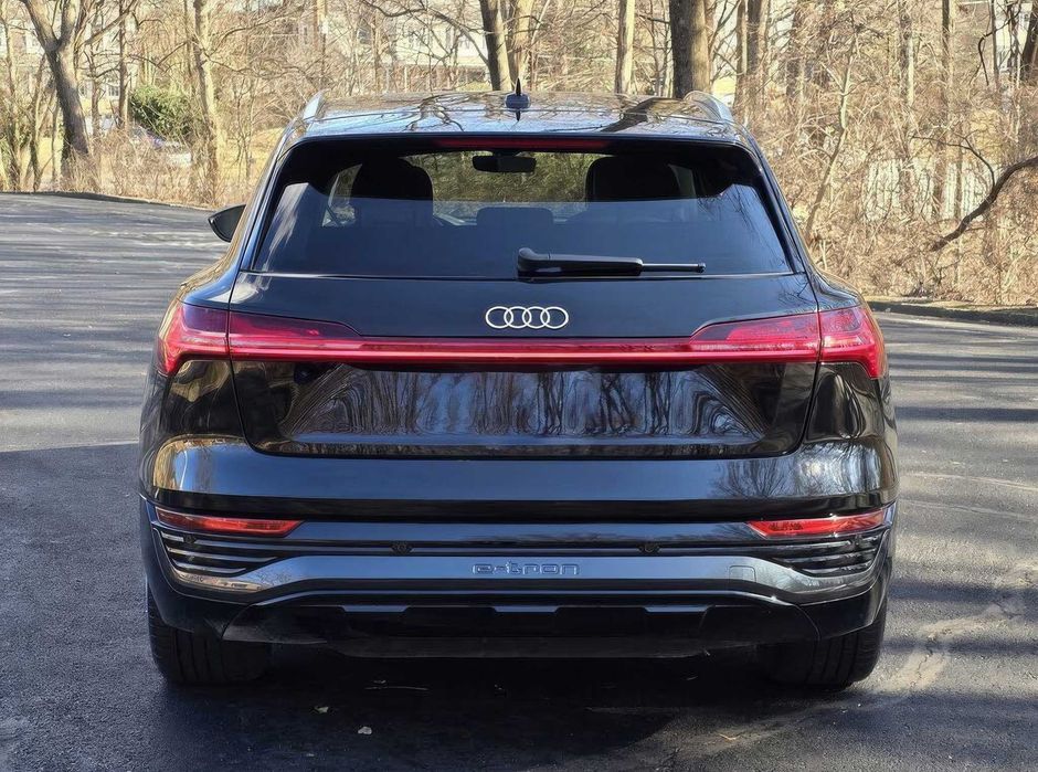 Audi Q8 e-tron quattro Premium Plus      2024