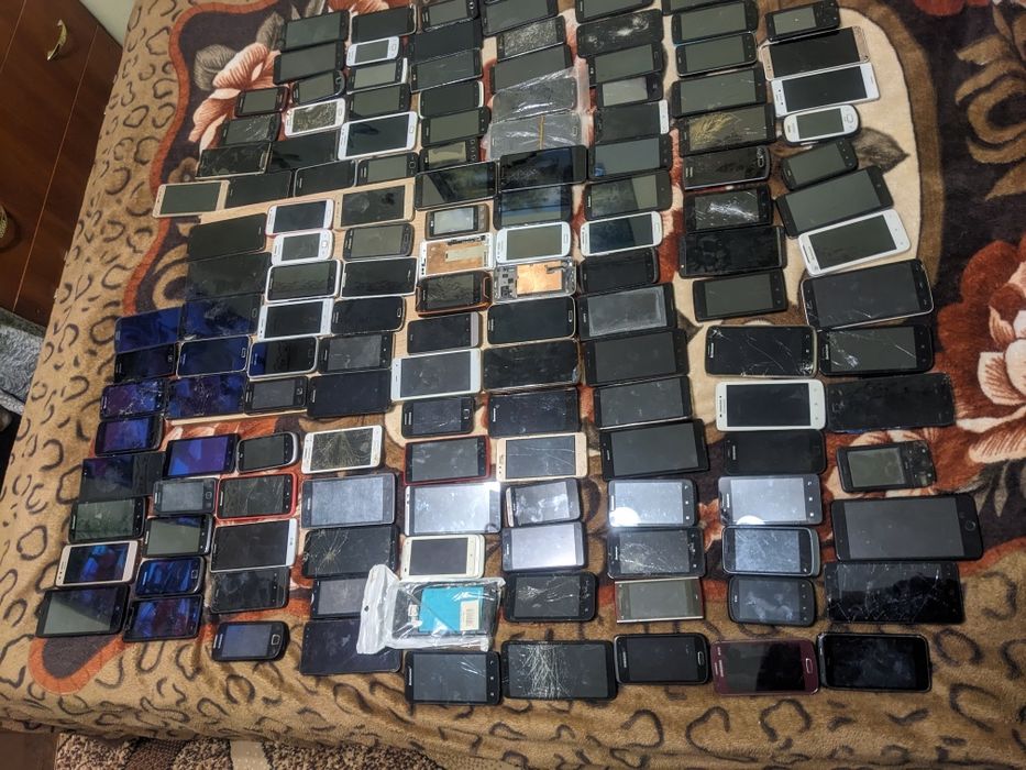 Продам лот  сенсорний телефонів