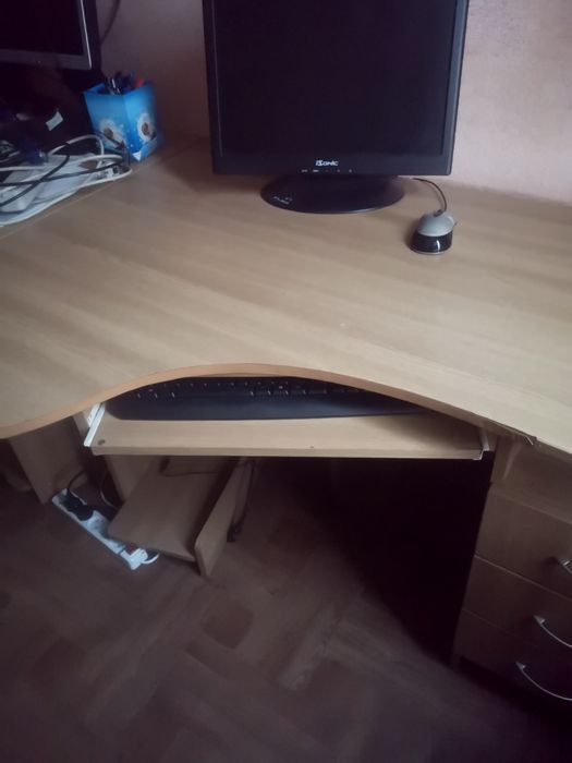 Стол компьютерный ,офисный
