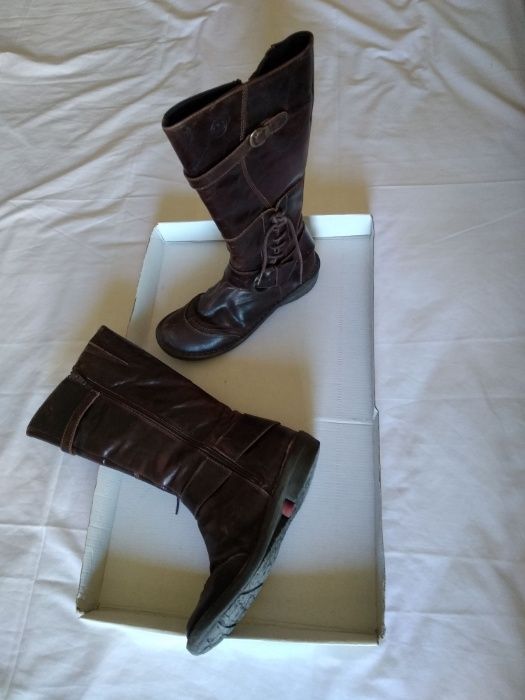 Botas em pele, para senhora, cano , cor castanho escuro.