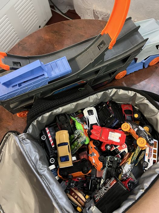Трек hot wheels, в подарунок 3 машинки