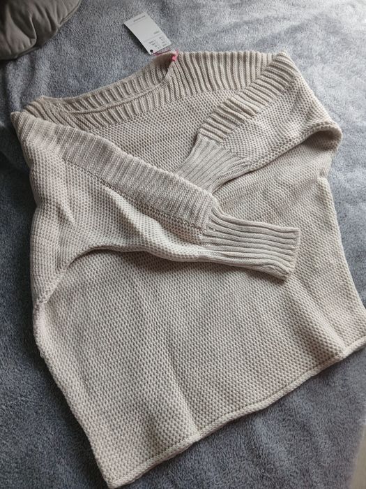 Beżowy sweter M/L kształt nietoperz