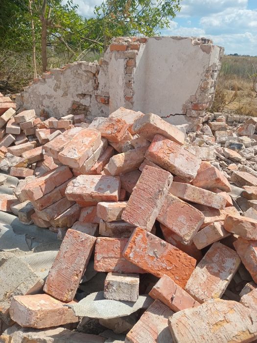 Продам б у кирпич.7 грн