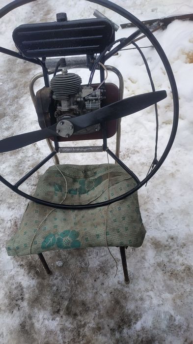 Двигун для лиж ковзанів