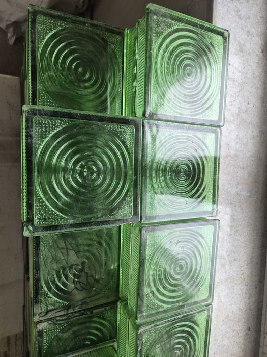 Sprzedam zielone luksfery. Niektóre z nich są po demontażu.