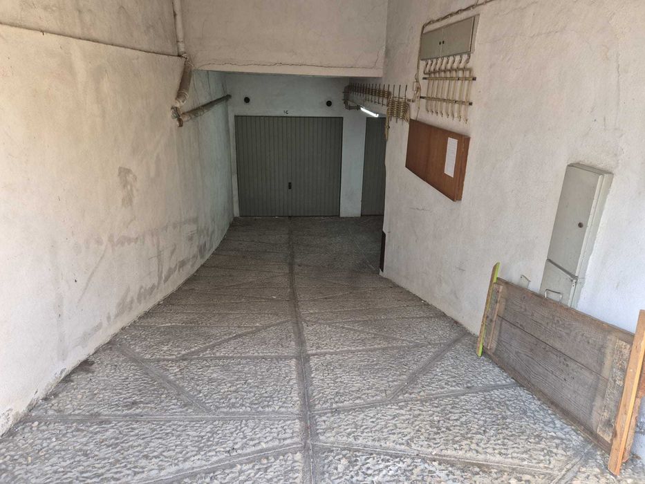 Arrenda-se Garagem Box 25m2 no centro do Feijó