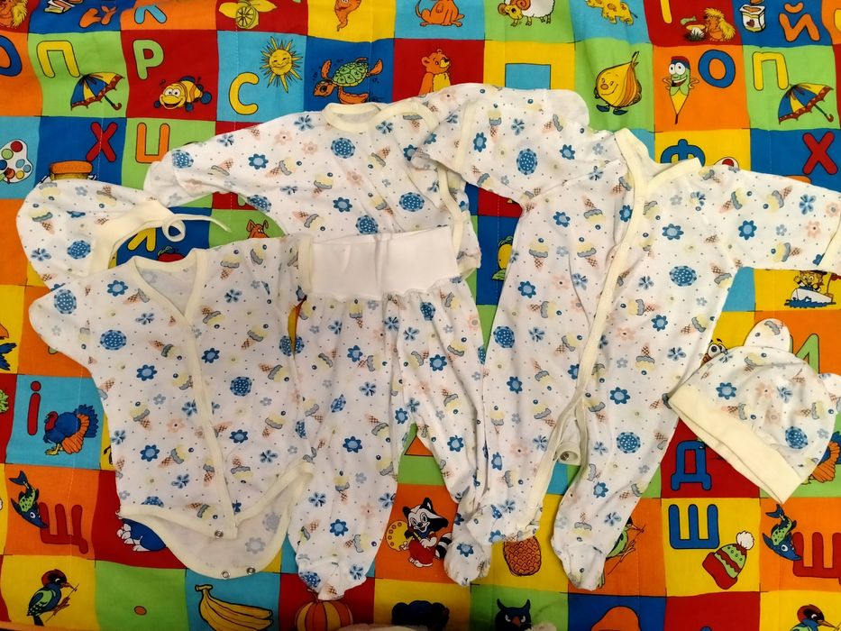 Комплект в пологовий(боді, повзунки,шапочки)