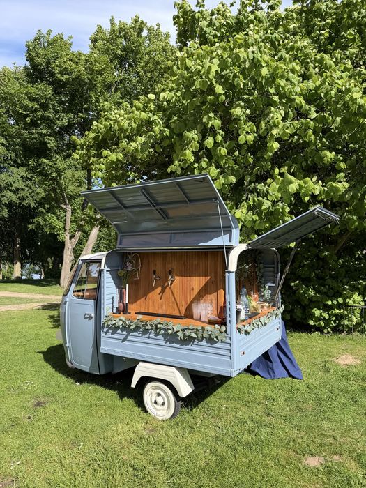 Piaggio Ape prosecco van/drink bar