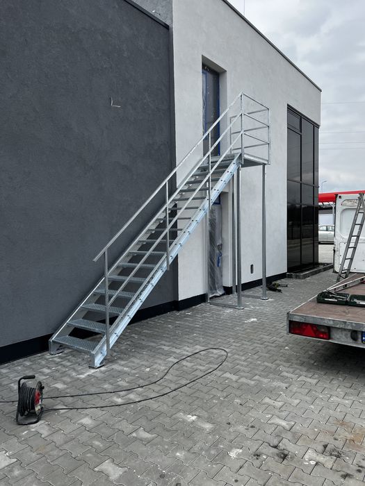 Schody metalowe zewnętrzne balkon podest