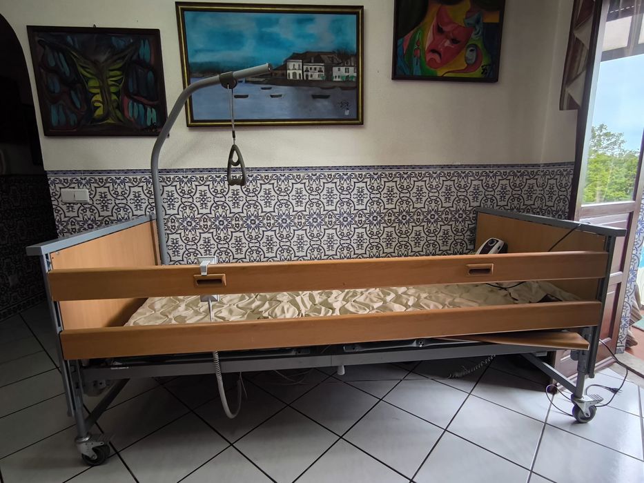 Cama articulada com colchão antiescaras