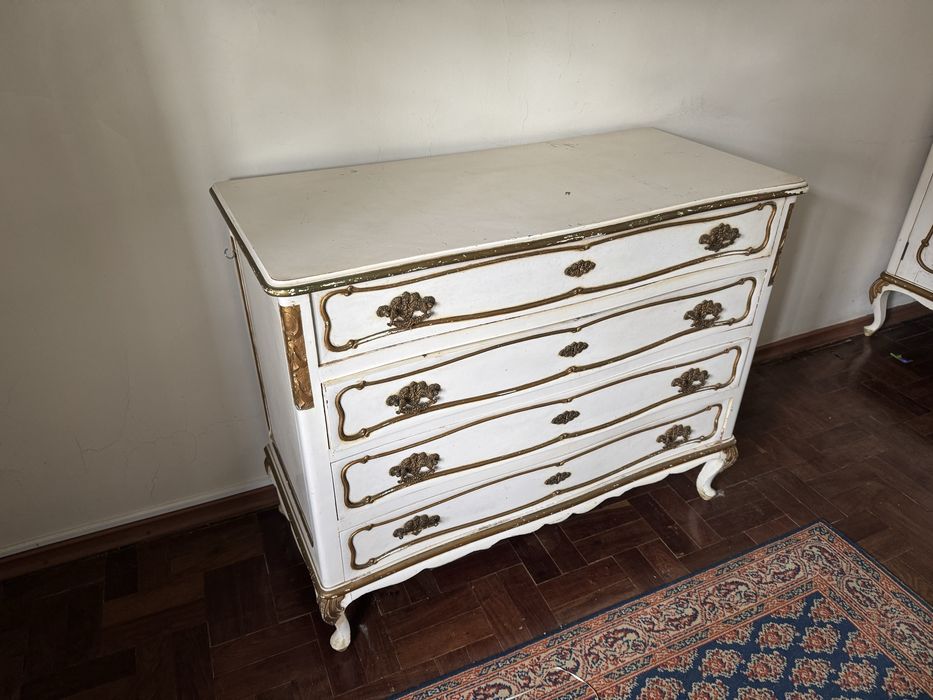 Cama, cómoda e roupeiro